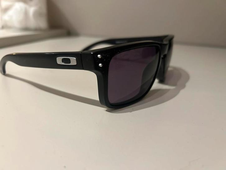 Oakley Holbrook Zonnebril - Stijlvol en Beschermend, Sieraden, Tassen en Uiterlijk, Zonnebrillen en Brillen | Heren, Zo goed als nieuw