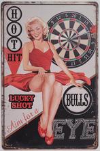 Darts Pinup bulls eye vrouw reclamebord van metaal wandbord, Info@deconoord.nl, Deco Noord, Nieuw, Ophalen of Verzenden