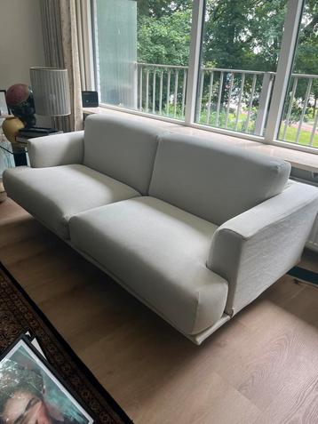 Tweezitsbank van designmerk CASSINA beschikbaar voor biedingen