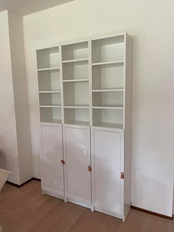 Witte vakken met Deuren van de ikea zelf samengesteld beschikbaar voor biedingen