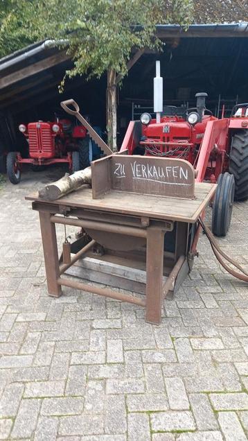 Brandhout zaagmachine met roltafel en poulie beschikbaar voor biedingen