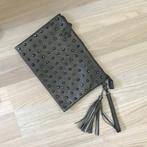 Leuke clutch met studs, Sieraden, Tassen en Uiterlijk, Tassen | Damestassen, Ophalen of Verzenden, Zo goed als nieuw, Overige kleuren