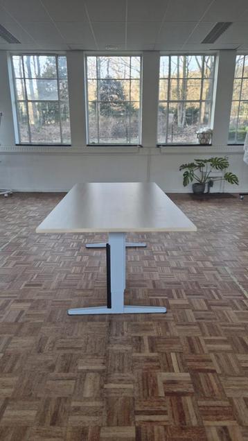 10 bureau/vergadertafels, mag ook per stuk