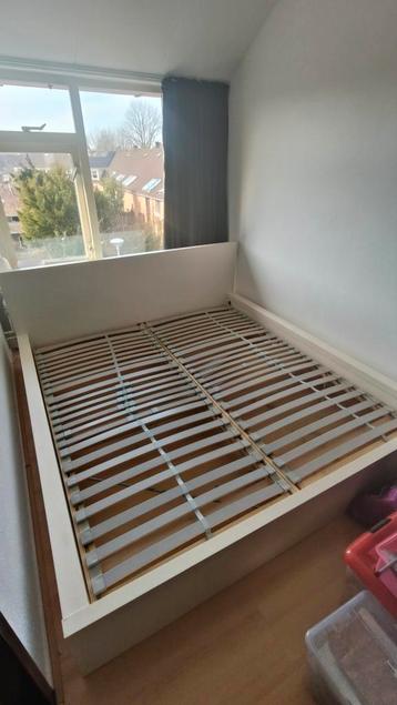 180x200 bed met verstelbare lattenbodem, zonder matrassen.