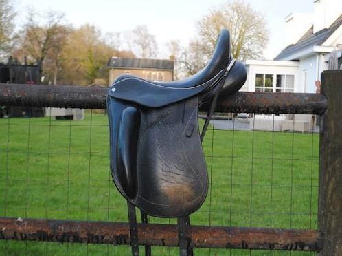 Custom zadel wolfgang solo 17.5 inch dressuurzadel, Dieren en Toebehoren, Paarden en Pony's | Zadels, Zo goed als nieuw, Dressuur