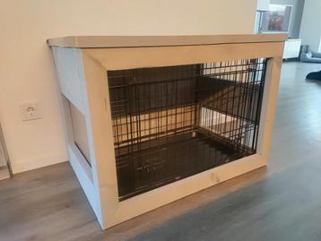 Hondenbench met steigerhouten ombouw beschikbaar voor biedingen