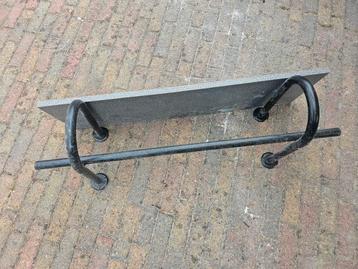 leuke kapstok met plank beschikbaar voor biedingen