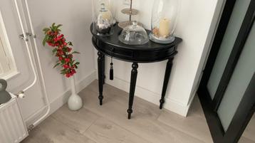 Antieke zwarte sidetable beschikbaar voor biedingen