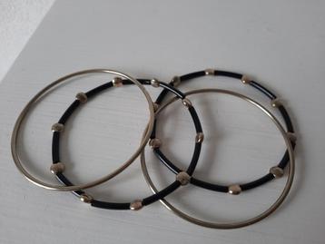Mooie Set Zwarte Zilverkleurige Dunne Armbanden Set beschikbaar voor biedingen