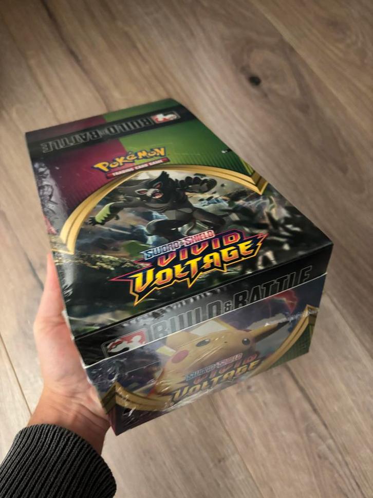 Pokemon Vivid Voltage Build & Battle box case  Nieuw!, Hobby en Vrije tijd, Verzamelkaartspellen | Pokémon, Nieuw, Boosterbox