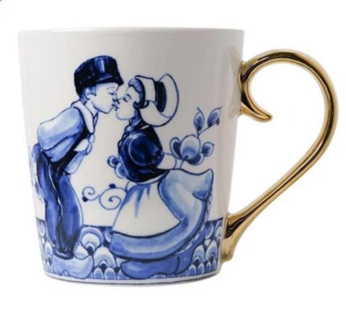 Nieuw, Heinen Delfts Blauw, Mok Kissing couple goud, Huis en Inrichting, Keuken | Servies, Nieuw, Kop(pen) en/of Schotel(s), Overige stijlen
