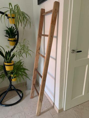 Stevige houten ladder (ter decoratie) beschikbaar voor biedingen