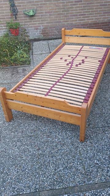 Bed met lattenbodem  beschikbaar voor biedingen