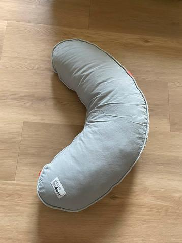 Done by deer voedingskussen beschikbaar voor biedingen