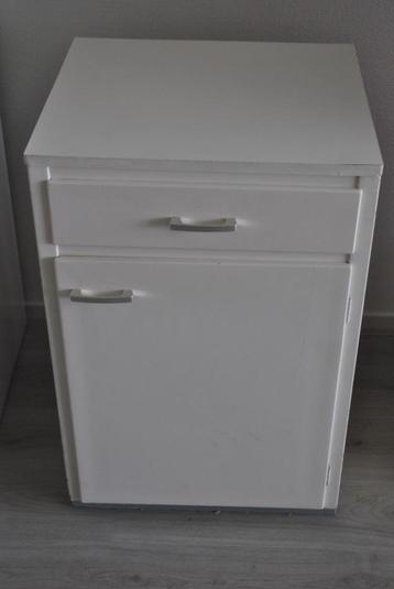 Kastje, vintage, 1 la, 84 bij 56 bij 51 cm beschikbaar voor biedingen