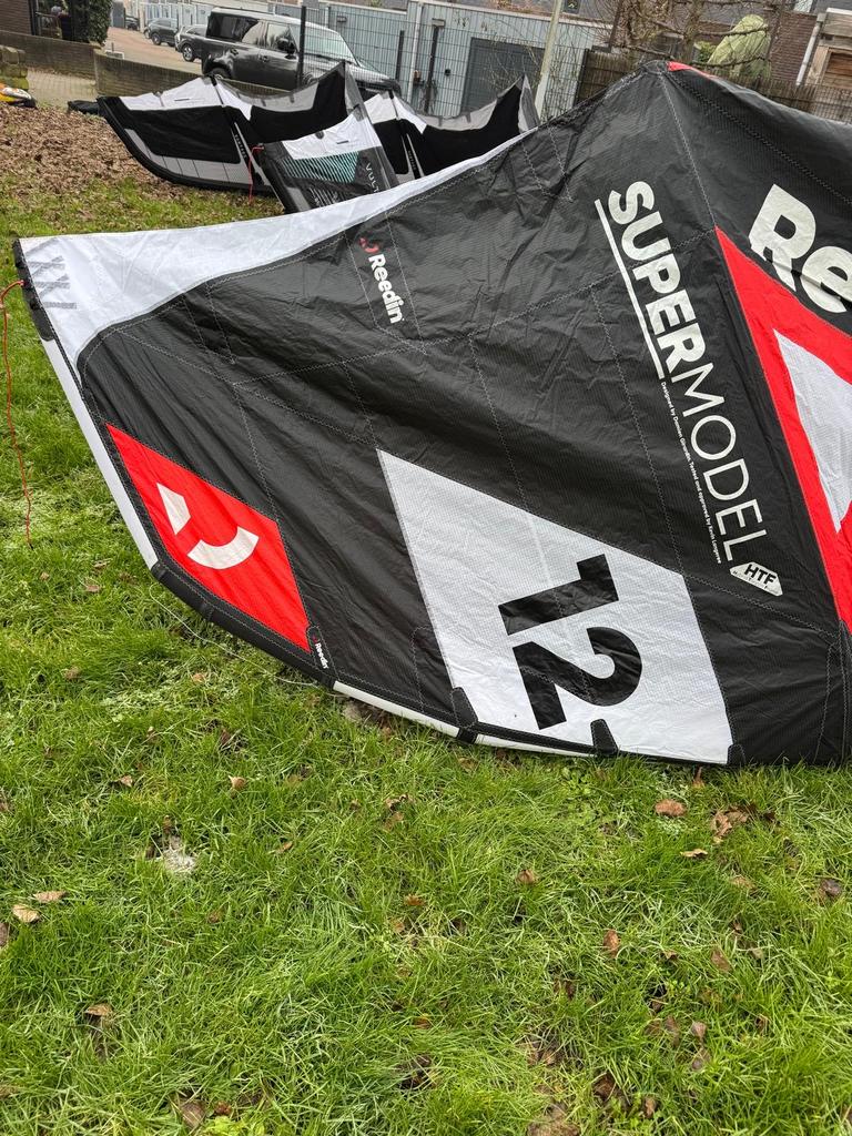 Reedin kites supermodel 2024: 12m, 10m , 8m + 3 bar, Watersport en Boten, Kitesurfen, Gebruikt, Bar, Geen board, Ophalen of Verzenden