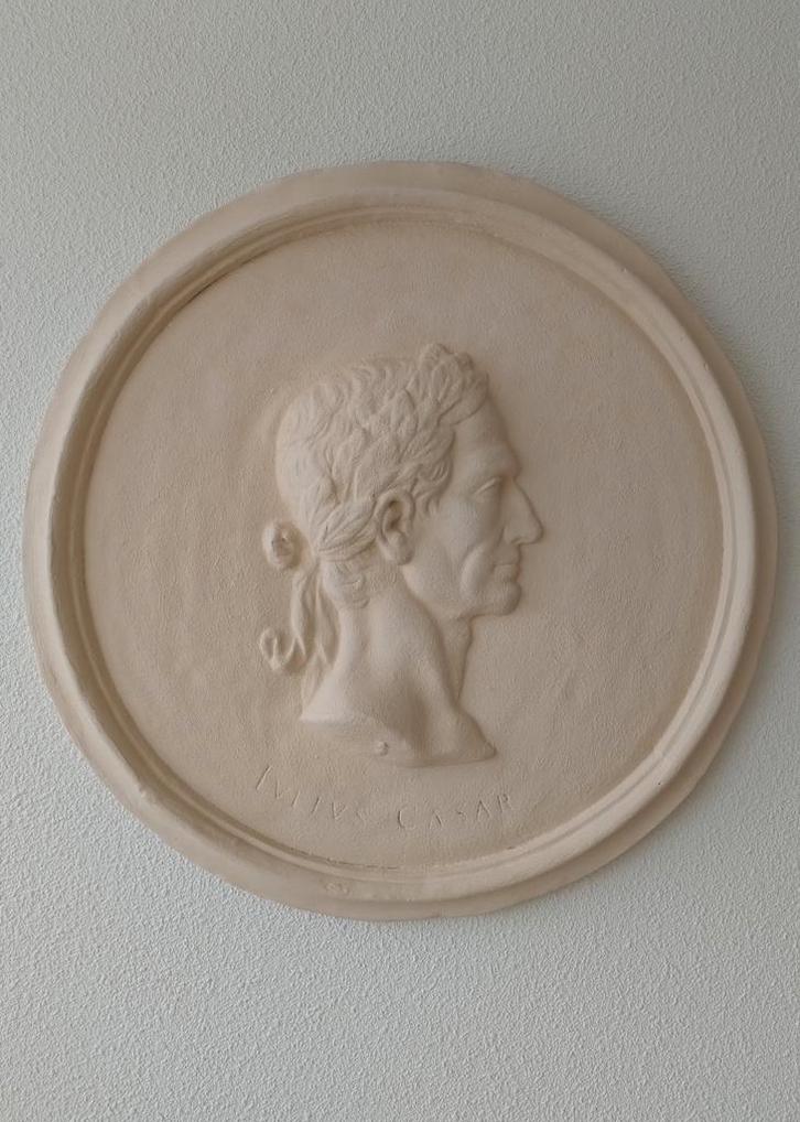 Julius Caesar wanddecoratie in reliëf van gips diam. 63 cm, Huis en Inrichting, Woonaccessoires | Wanddecoraties, Zo goed als nieuw