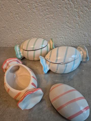 Bonbonvormige keramische potjes beschikbaar voor biedingen