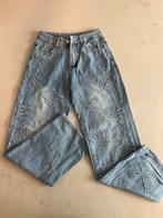 Spijkerbroek met letterdetails maat XS, Ophalen of Verzenden, Zo goed als nieuw, Blauw, W28 - W29 (confectie 36)
