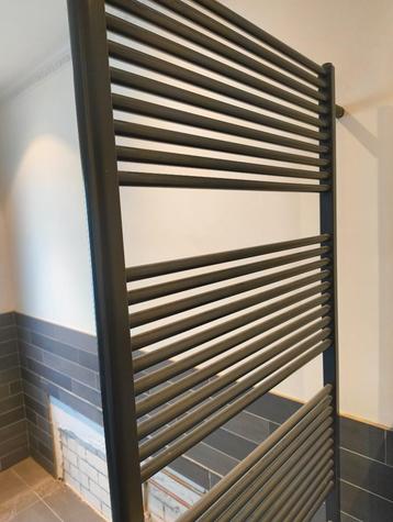 Wandradiator / handdoeken radiator (kleur antraciet) beschikbaar voor biedingen