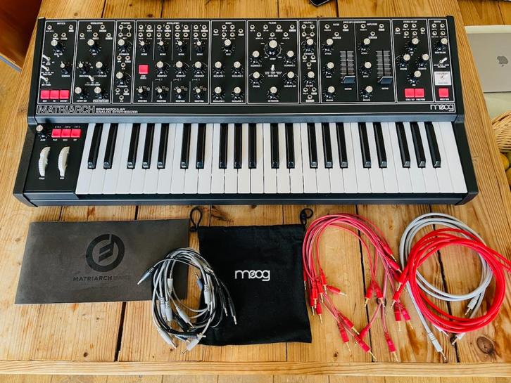 Moog Matriarch (Black)  + Moog cover & extra patch kabels, Muziek en Instrumenten, Synthesizers, Zo goed als nieuw, Overige aantallen