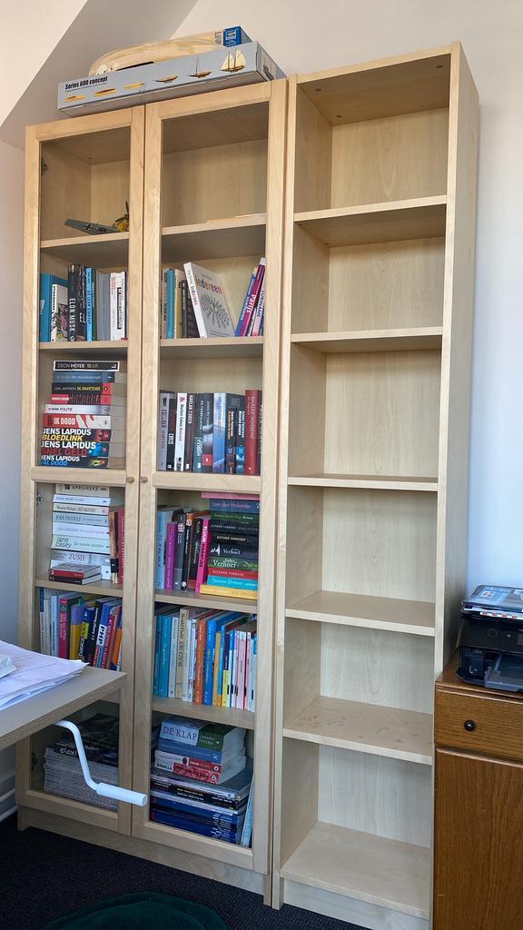IKEA Billy / Oxberg boekenkasten met glazen deuren, Huis en Inrichting, Kasten | Boekenkasten, Zo goed als nieuw, 50 tot 100 cm