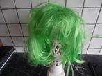 groene neon pruik en een paar geel groene bretels zgan, Maat 38/40 (M), Carnaval, Ophalen of Verzenden, Zo goed als nieuw