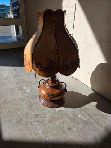 Vintage Houten Tafellamp met Stoffen Kap beschikbaar voor biedingen