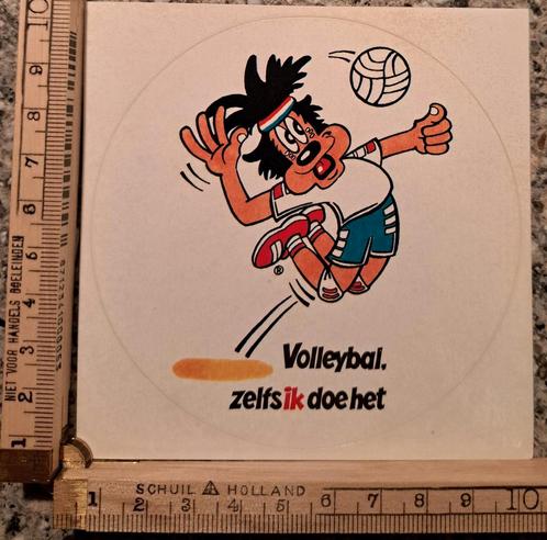 Vintage sport sticker Volleybal zelfs ik doe het strip, Verzamelen, Stickers, Zo goed als nieuw, Overige typen, Ophalen of Verzenden