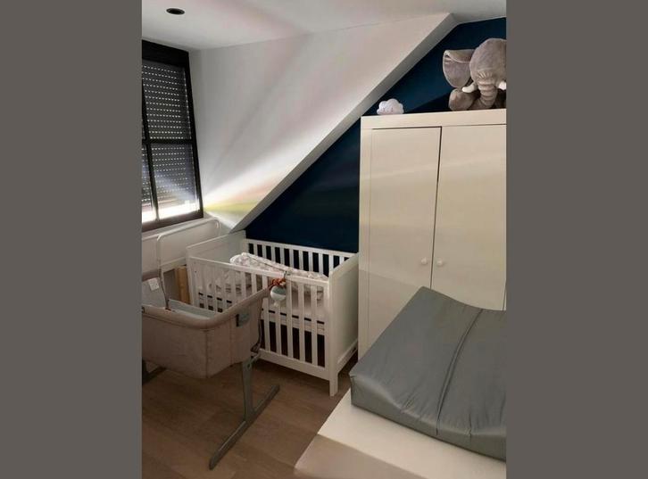 Witte ledikant en commode, Kinderen en Baby's, Kinderkamer | Complete kinderkamers, Zo goed als nieuw, Jongetje of Meisje, Ophalen of Verzenden