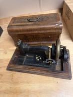 Hele oude naaimachine, Antiek en Kunst, Antiek | Naaimachines, Ophalen of Verzenden