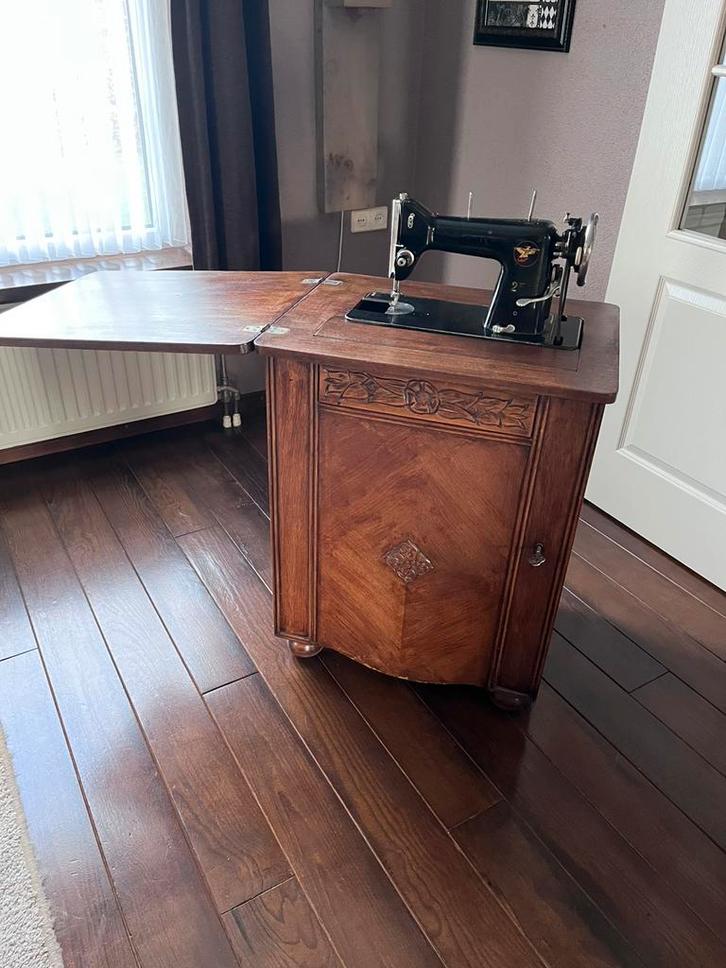 Phoenix oude trapnaaimachine in kast, Antiek en Kunst, Antiek | Naaimachines, Ophalen