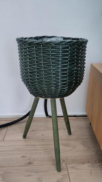 Gevlochten plantenbak beschikbaar voor biedingen