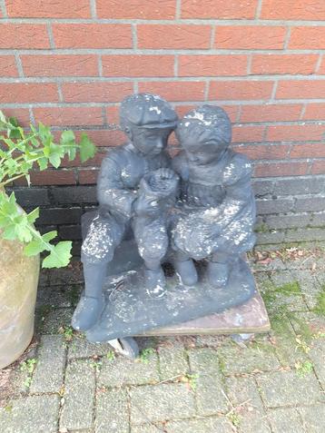 Betonnen beeld: Man en Vrouw op Bankje beschikbaar voor biedingen