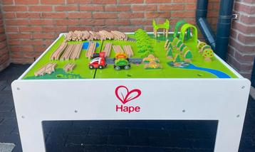 Hape treintafel – inclusief rails en treintjes beschikbaar voor biedingen