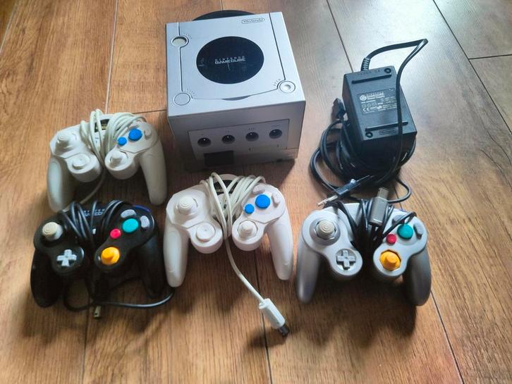 Nintendo GameCube zilver / GC + kabels + 4 controllers, Spelcomputers en Games, Spelcomputers | Nintendo GameCube, Zo goed als nieuw