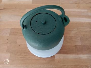 Theepot gietijzer groen op melkglazen/aardewerk theelicht. beschikbaar voor biedingen