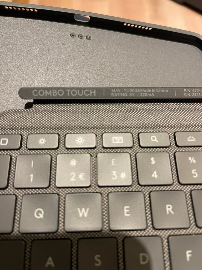 Logitech Combo Touch voor iPad Pro Luxe Toetsenbord Case, Computers en Software, Tablet-hoezen, Ophalen of Verzenden, Zo goed als nieuw