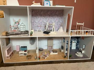 Groot poppenhuis met accessoires beschikbaar voor biedingen