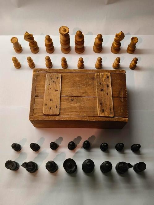 Oud houten schaakstukken, Hobby en Vrije tijd, Gezelschapsspellen | Bordspellen, Zo goed als nieuw, Een of twee spelers, Ophalen of Verzenden