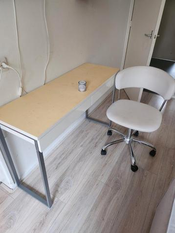 Bureau, met gele verf en draaistoel