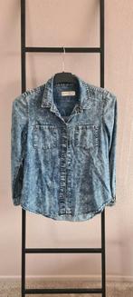Spijkerblouse washed look (Clockhouse maat 34), Kleding | Dames, Blouses en Tunieken, Ophalen of Verzenden, Zo goed als nieuw