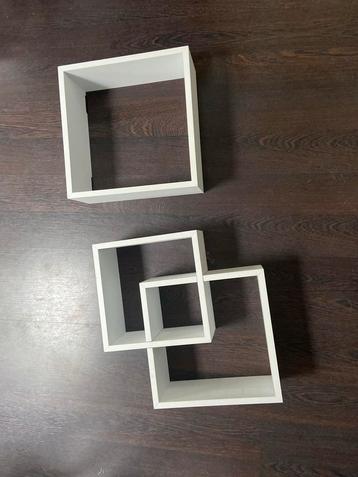 Set van 2 witte schap kastjes beschikbaar voor biedingen