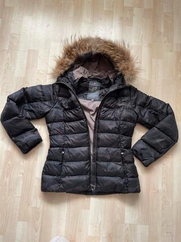 Mooie zwarte winterjas met bontkraag beschikbaar voor biedingen