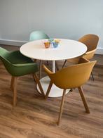 Moderne ronde eettafel + 4 designstoelen , nieuwprijs €410, Kunststof, 100 tot 150 cm, Rond, Ophalen of Verzenden