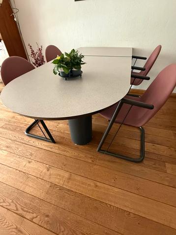 Eetkamertafel met 4 stoelen