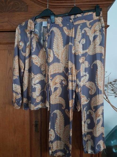 Studio Amaya setje blouse met broek satijn maat M, Kleding | Dames, Jasjes, Kostuums en Pakken, Zo goed als nieuw, Beige, Ophalen of Verzenden
