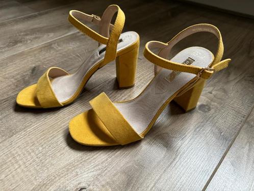 Nieuw: Primark gele sandalen met hak mt 38, Kleding | Dames, Schoenen, Nieuw, Schoenen met hoge hakken, Geel, Verzenden