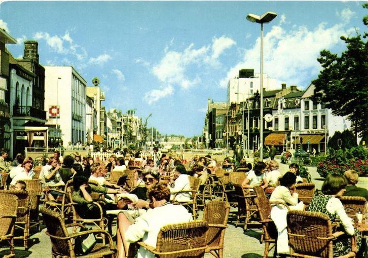 Tilburg, Heuvelplein - volk terras - 1982 gelopen, Verzamelen, Ansichtkaarten | Nederland, Ongelopen, Noord-Brabant, Voor 1920
