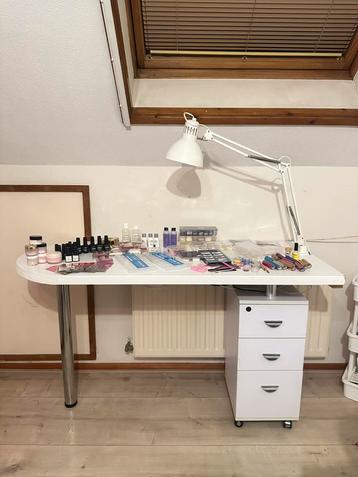 Manicure tafel met afzuiging beschikbaar voor biedingen